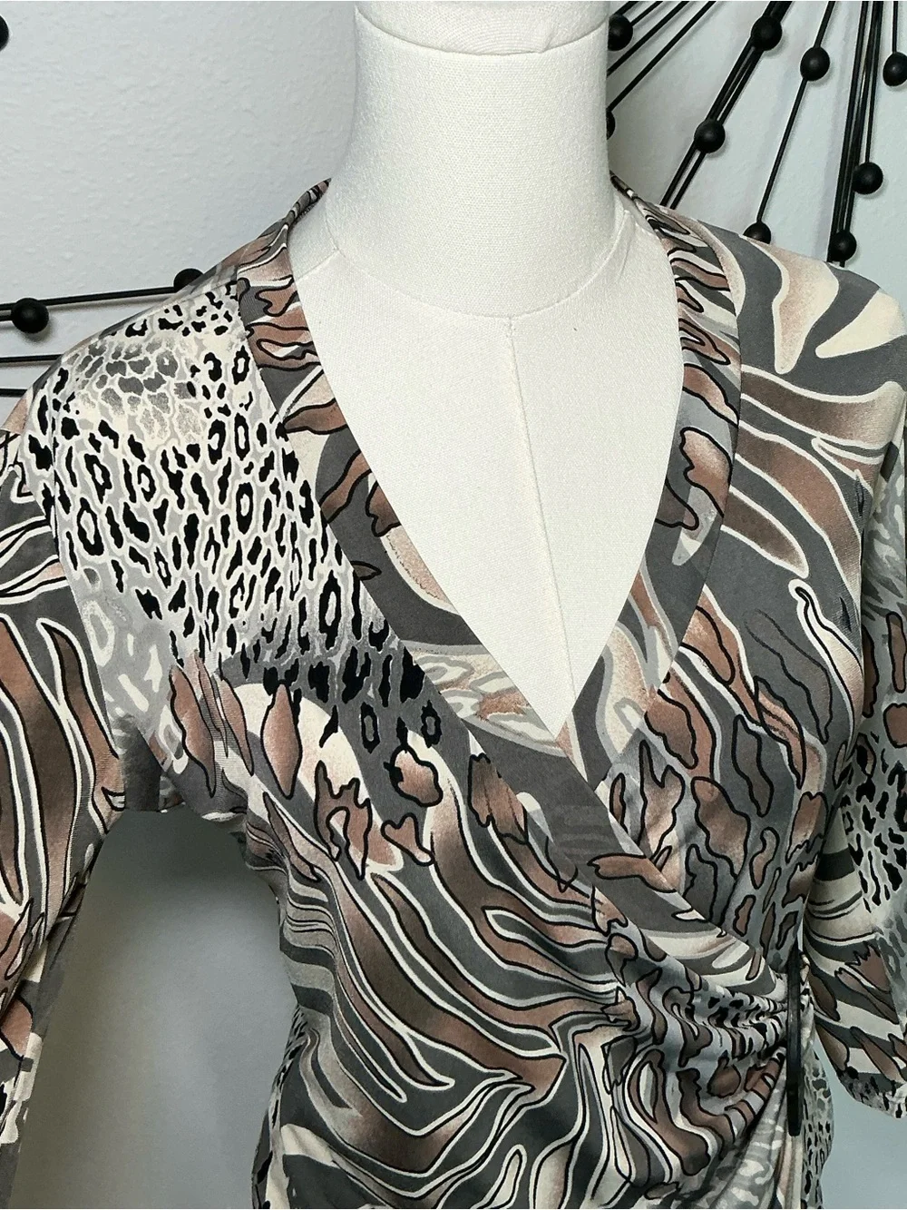 Frank Lyman Animal Print Faux Wrap Top Buckle Detail Size 8 - Picture 4 of 6